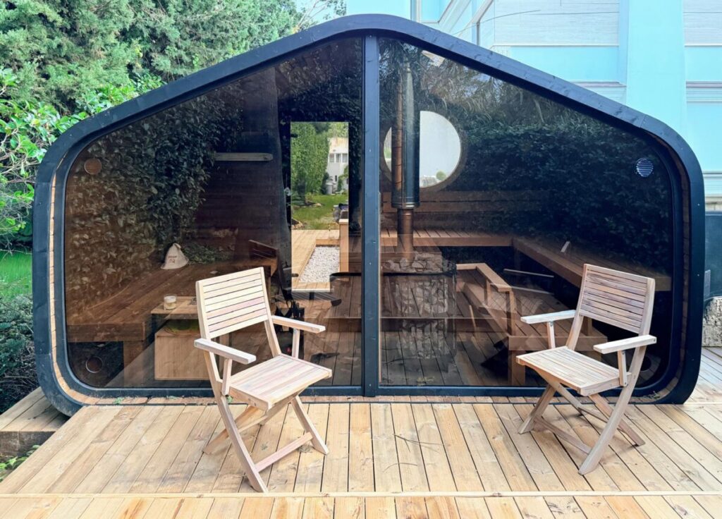 suure panoraamaknaga välisaun