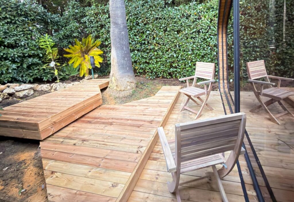 termopuidust terrass ja puidust toolid