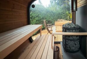 panoraamaknaga välisauna leiliruum pinkide ja kerisega