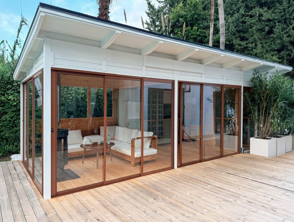 valge aiamaja saunaga ning suurte liugustega