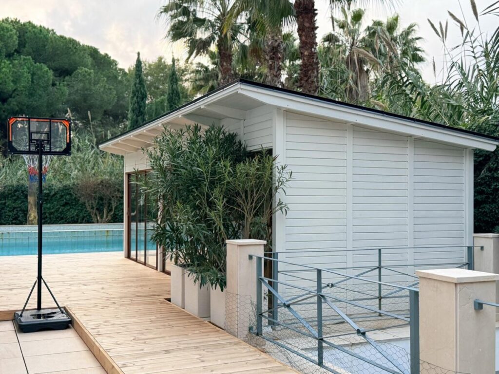 valge aiamaja saunaga