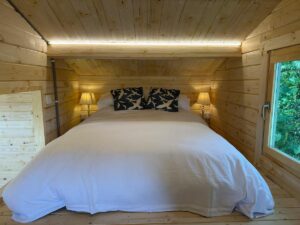 loft magamistuba puidust aiamajas